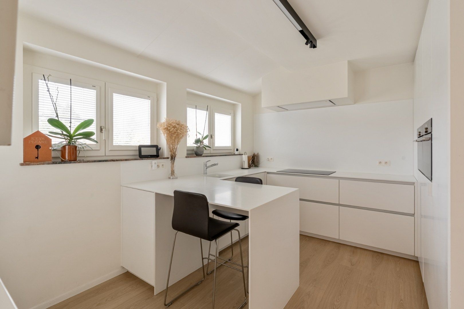 Verrassende villa met luchtig interieur en grote tuin foto 15