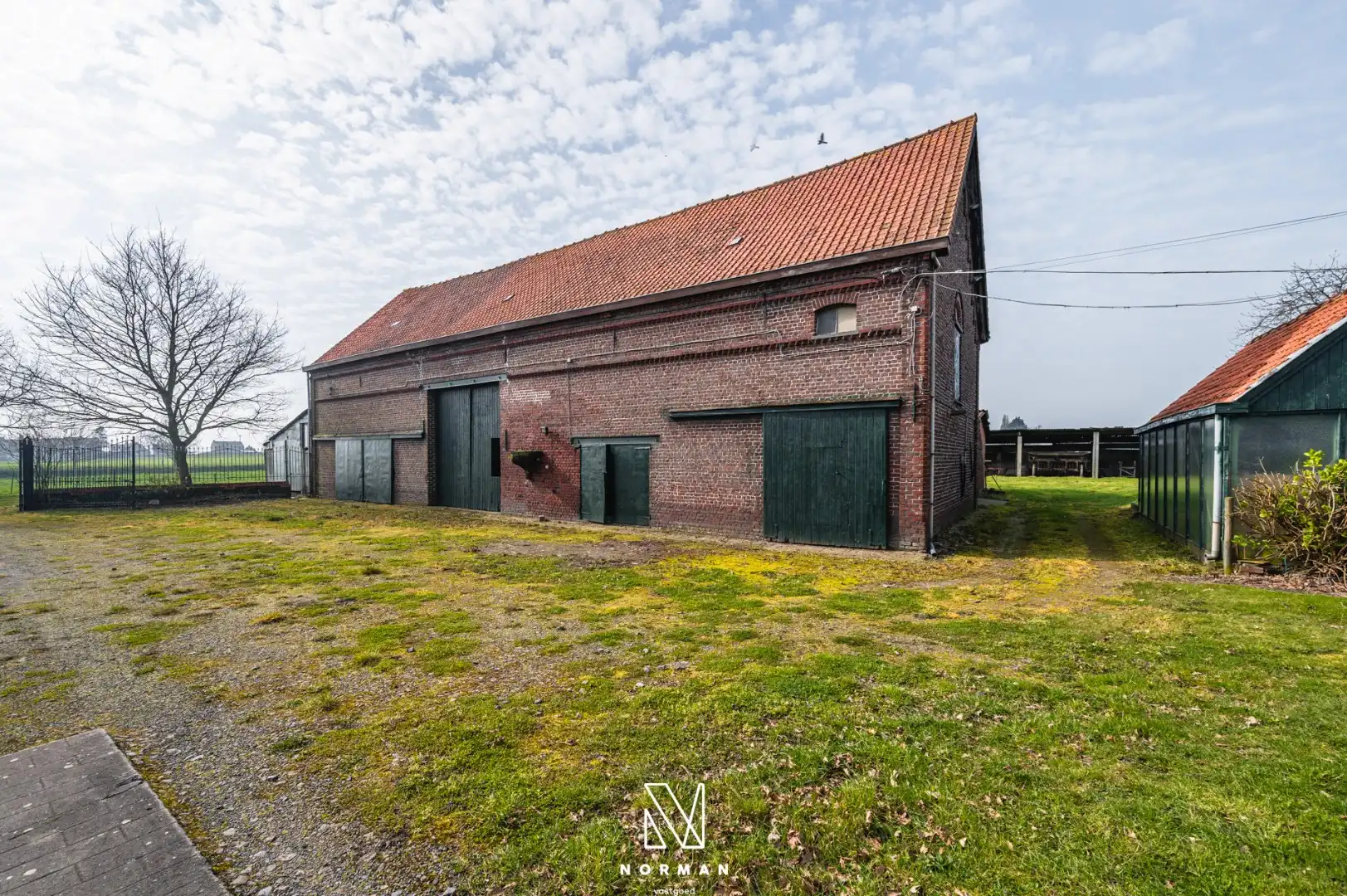 Unieke erfgoedhoeve op 33400 m² met dreef, bijgebouwen en landelijke vergezichten foto 6