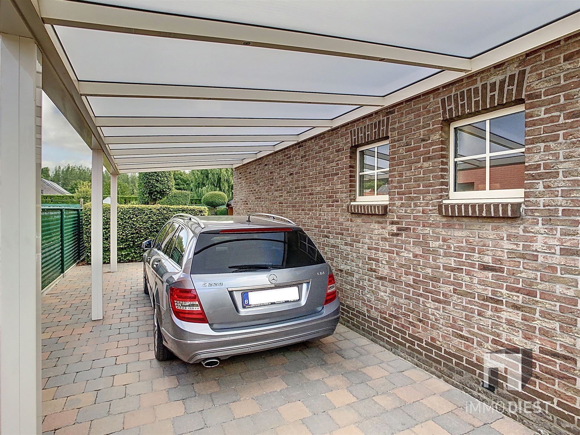 Aantrekkelijke en instapklare woning met 3 slaapkamers en prachtig aangelegde tuin op 12a 77ca. foto 43