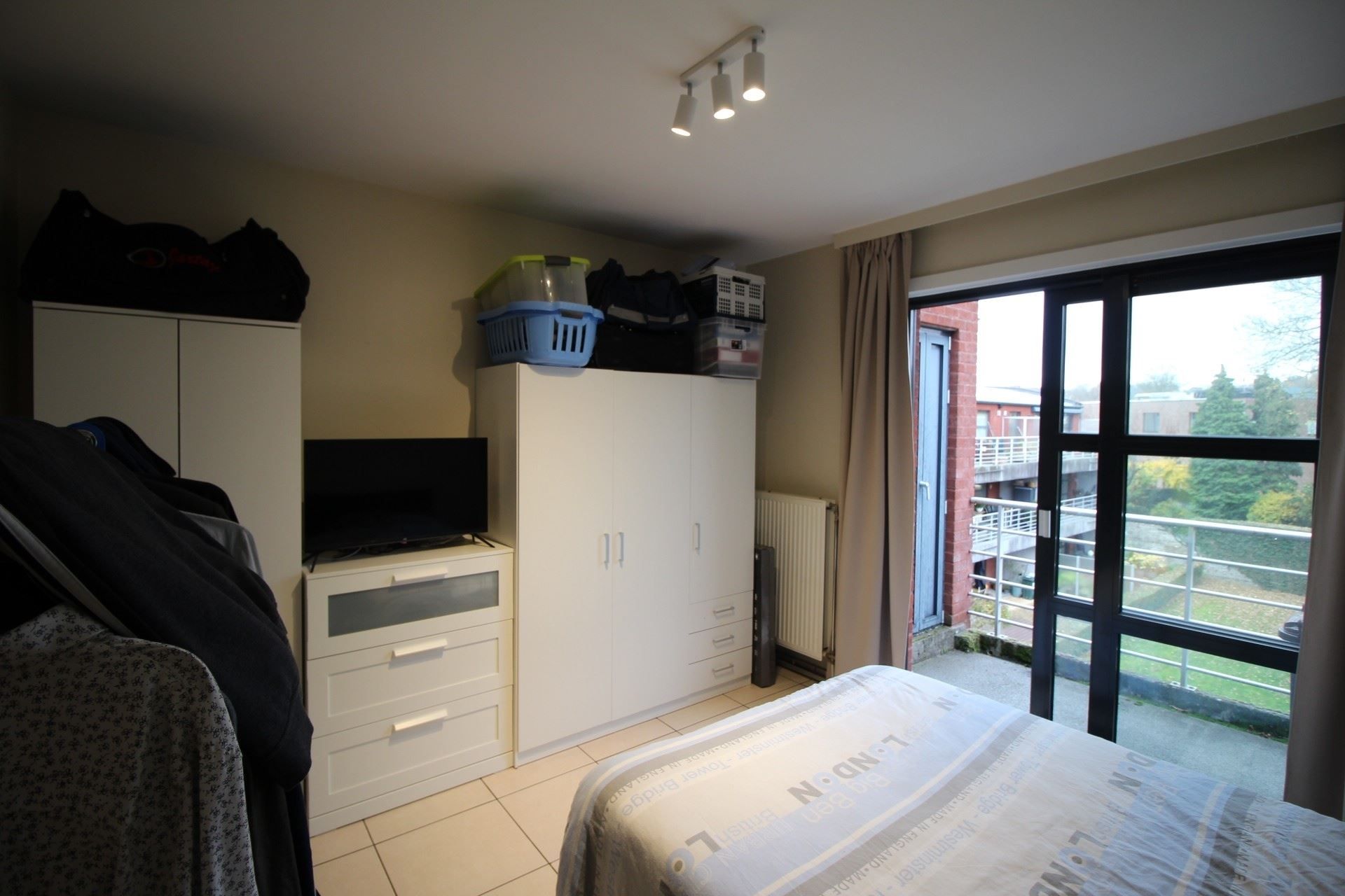 Ruim 2-slaapkamer appartement te huur, grote afgesloten garage inbegrepen. foto 10