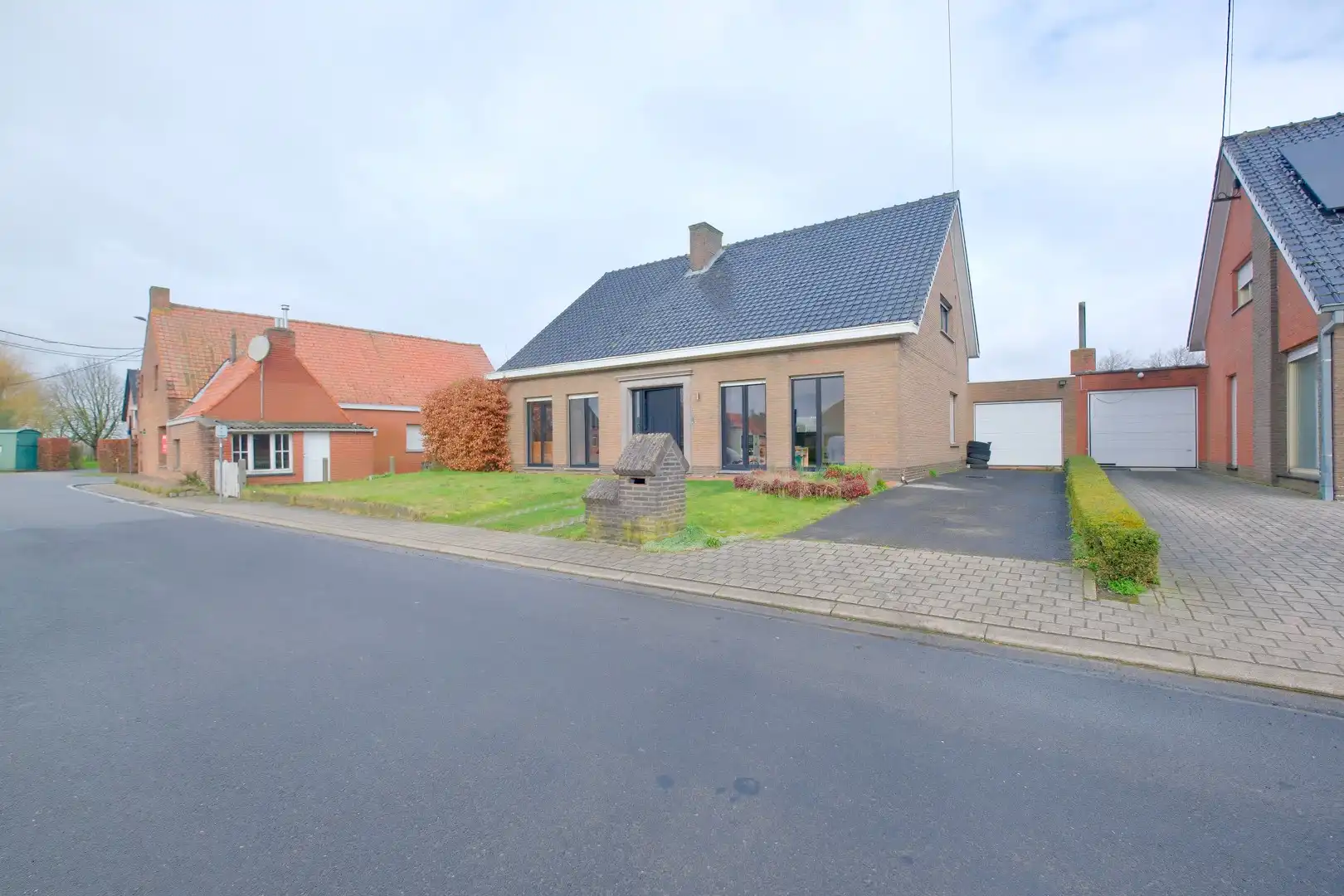 Rustig gelegen woning met 3 slpks en garage op perceel van 585 m²! foto 2