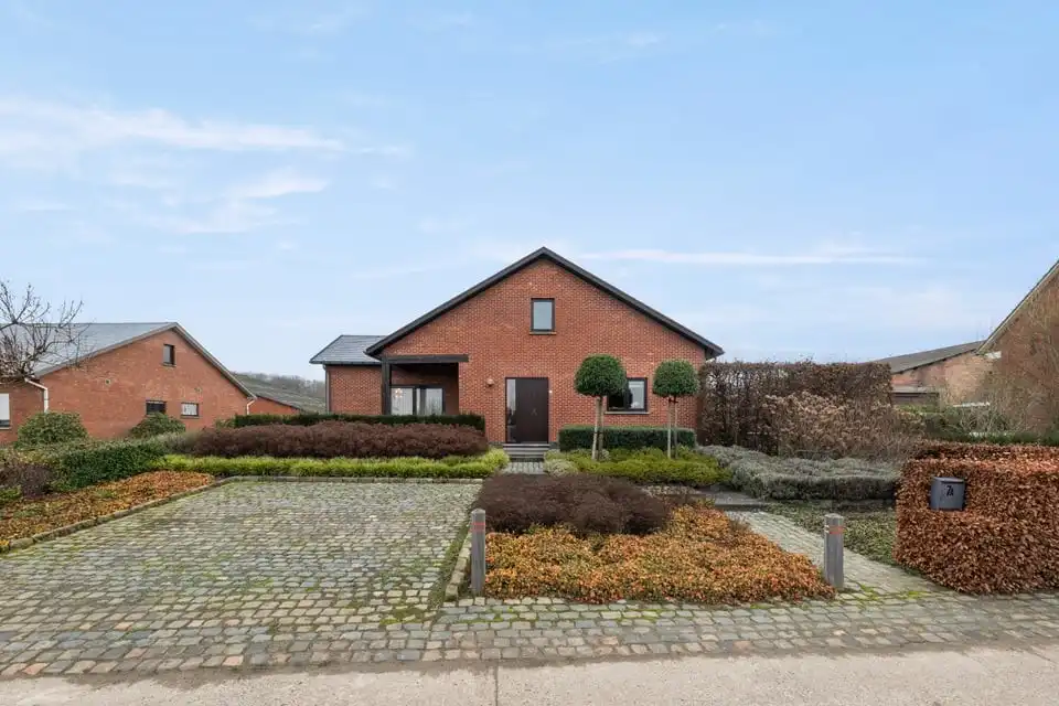 RUIME GELIJKVLOERSE GEZINSWONING OP EEN UITZONDERLIJK PERCEEL IN KORTENAKEN foto 3