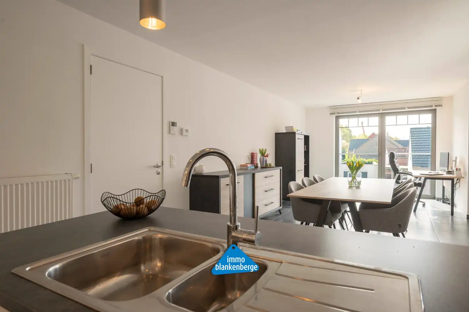 Instapklaar en verrassend ruim appartement met zonnig terras in het centrum van Beernem foto 15