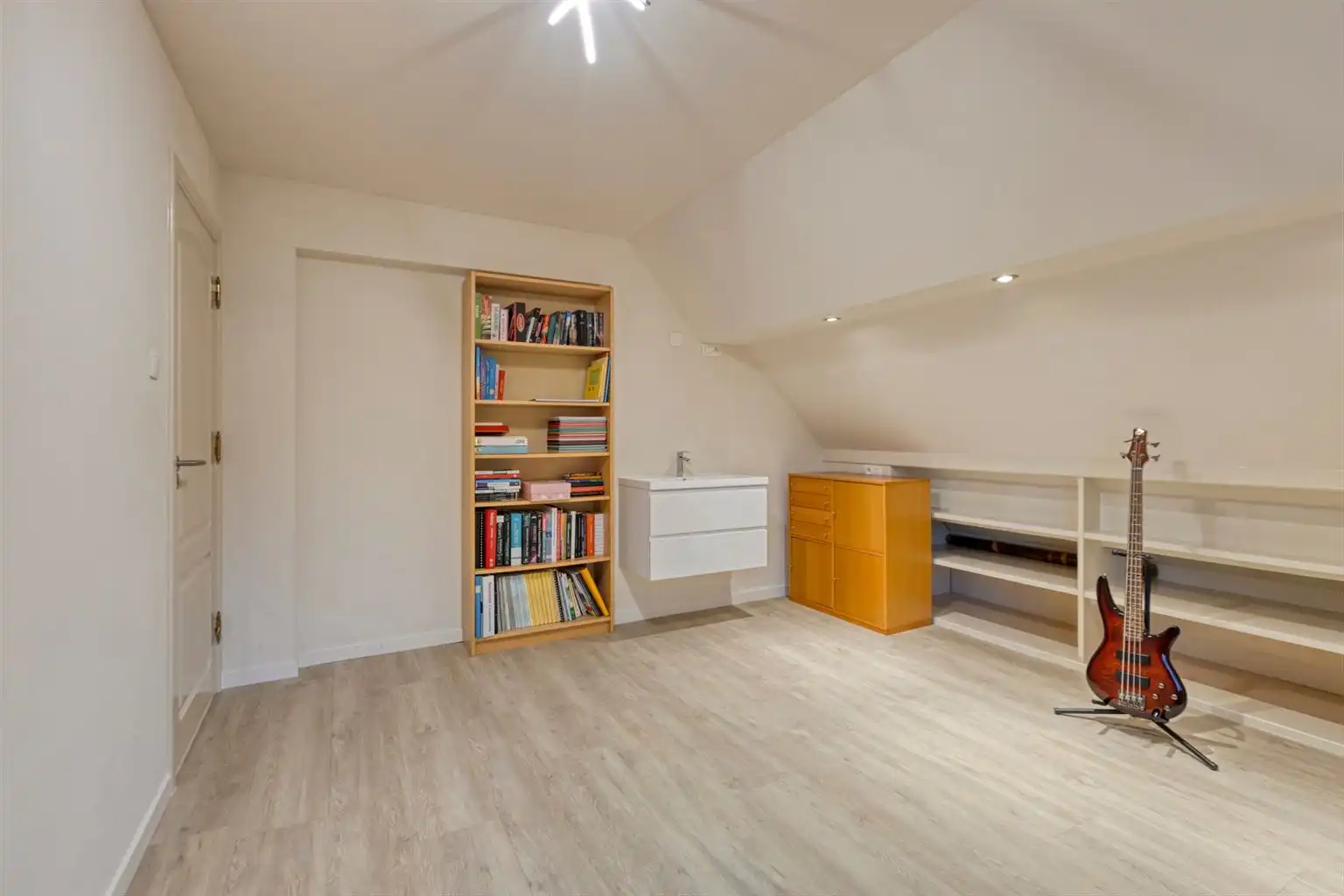 Vrijstaande woning met 3 slaapkamers, inpandige garage en een omheinde tuin, rustig gelegen nabij het centrum van Maaseik. foto 26