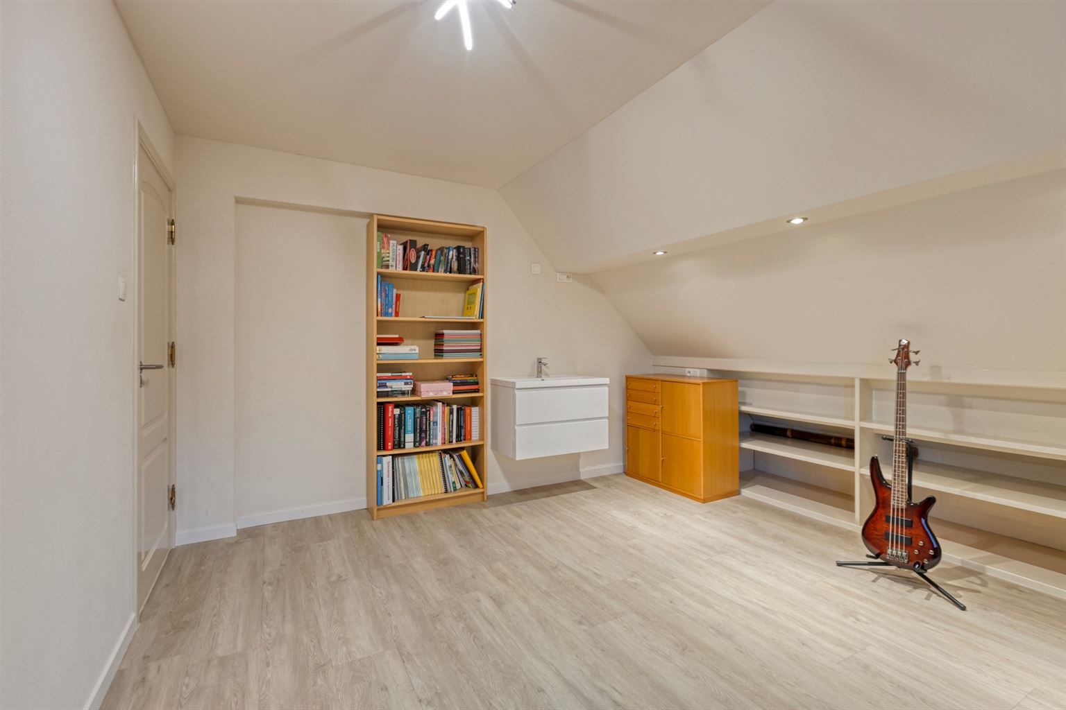 Vrijstaande woning met 3 slaapkamers, inpandige garage en een omheinde tuin, rustig gelegen nabij het centrum van Maaseik. foto 26