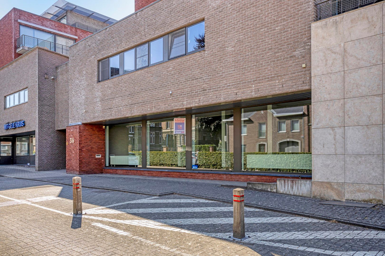 Ruime kantoor- of winkelruimte met opslagmogelijkheden foto {{pictureIndex}}