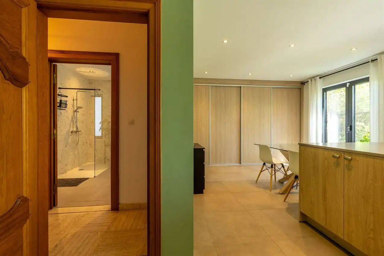 Moderne "Engelse charme, hedendaagse verfijning in oase van groen foto 18