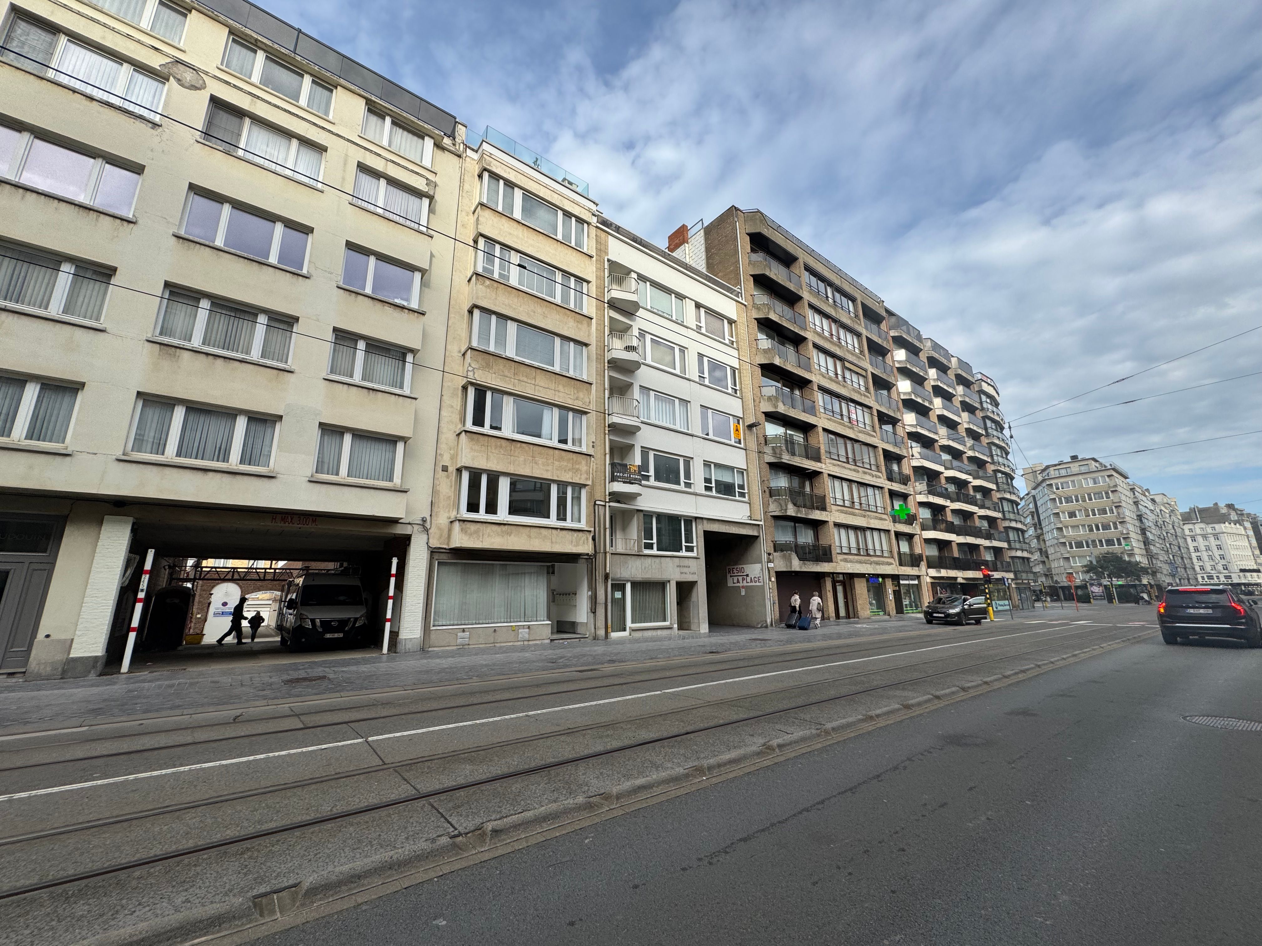 Stijlvol gerenoveerd appartement met 2 slaapkamers en terras foto 18
