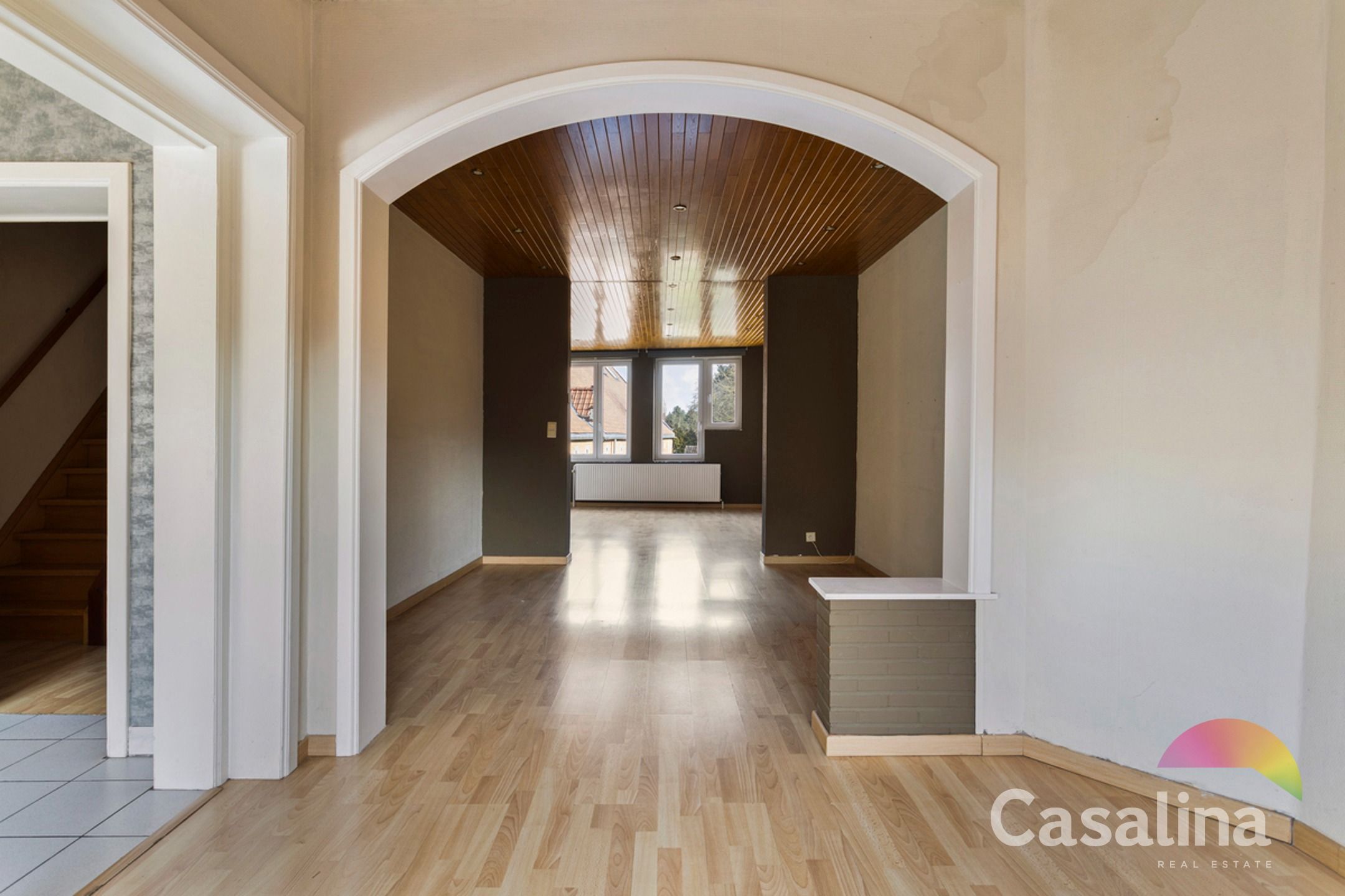Een ruime te renoveren rijwoning van 207m² met zonnig terras foto 2