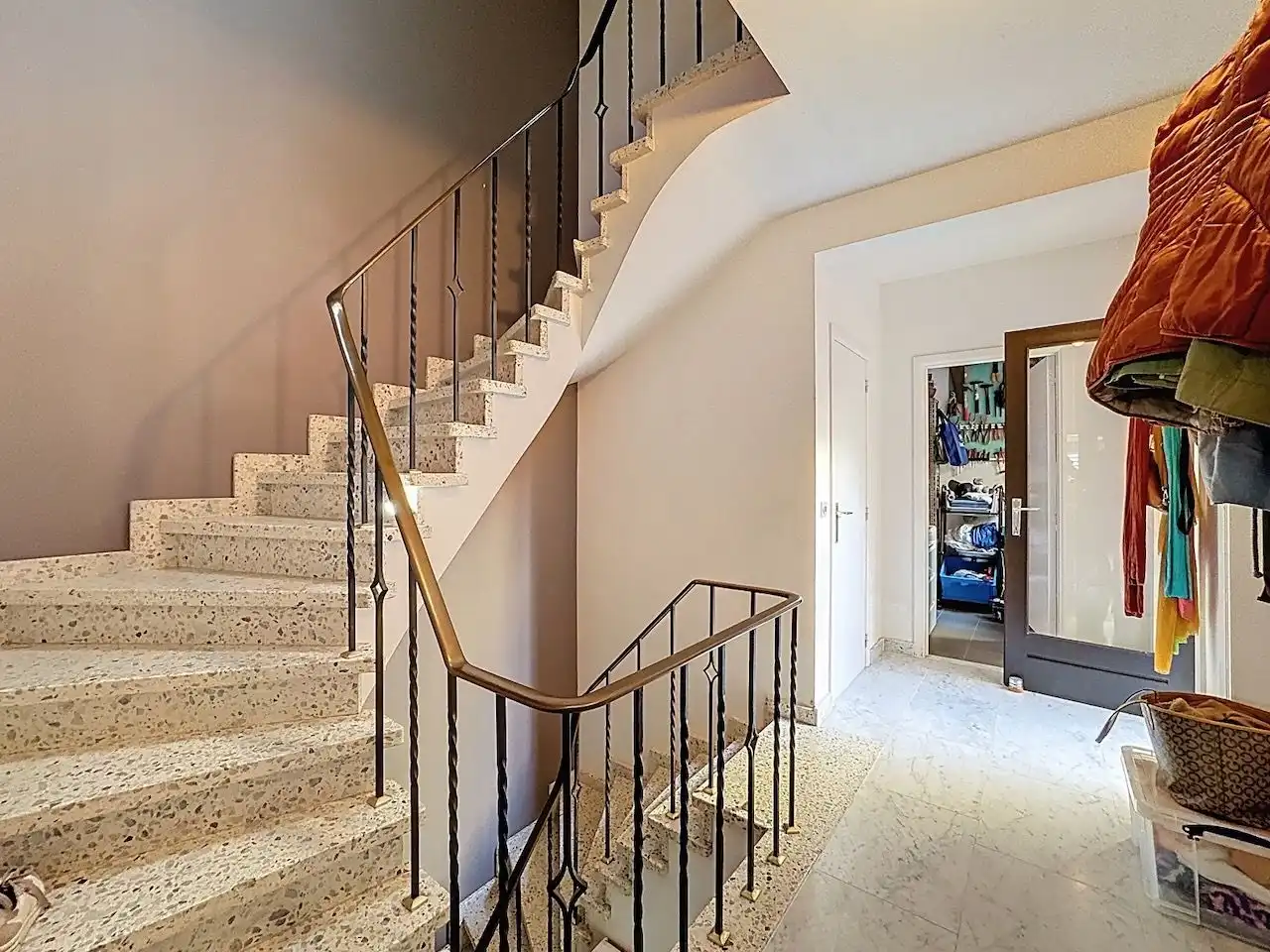 Bijzonder ruime handelswoning vlakbij de Kursaalstraat foto 14