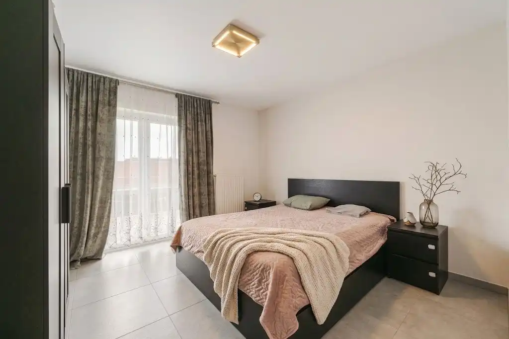 INSTAPKLAAR APPARTEMENT (84 m² | RENOVATIE 2020) MET 2 SLPKS EN GARAGE  foto 9