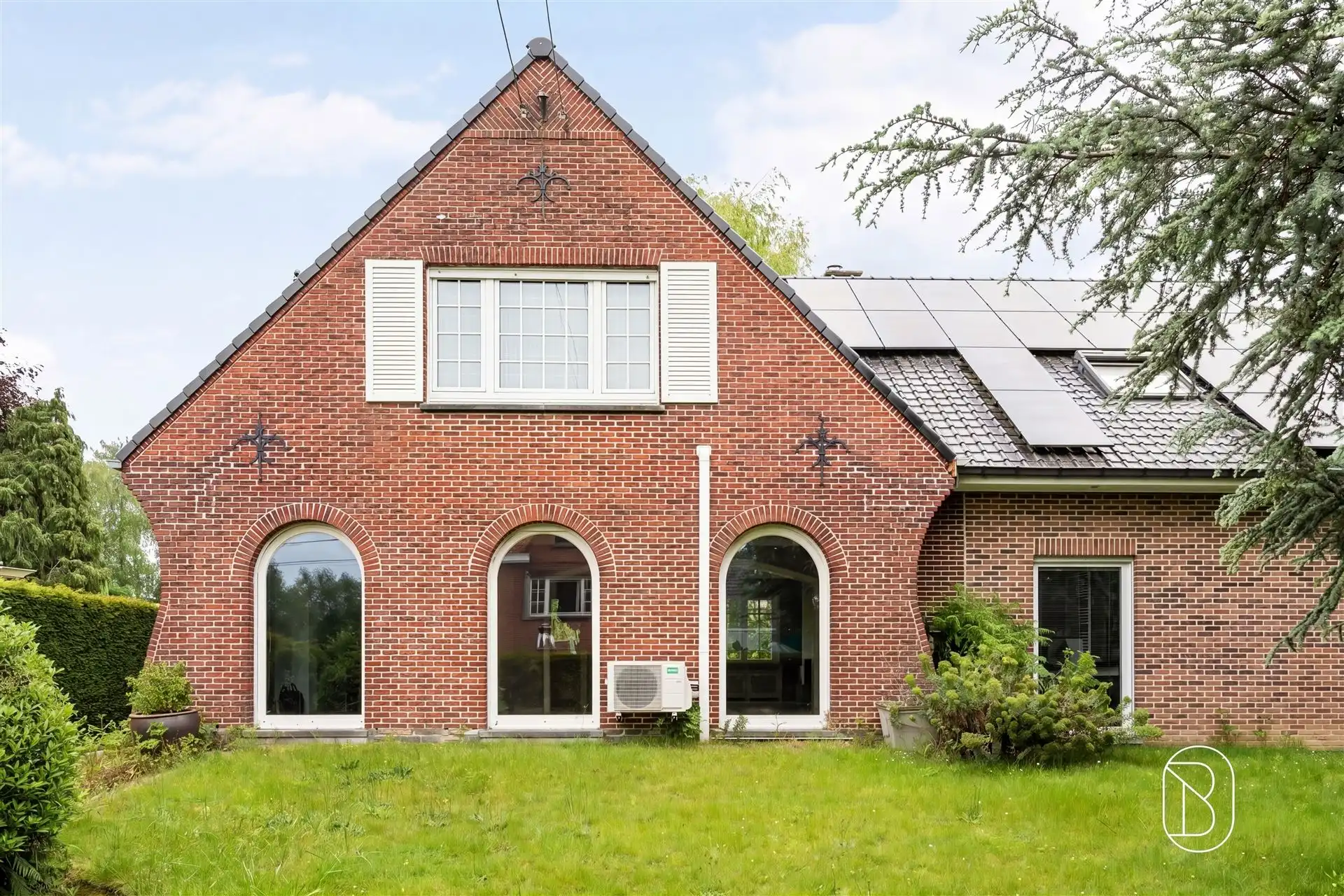 Grote degelijke villa met zonnepanelen en prachtige tuin. foto 34