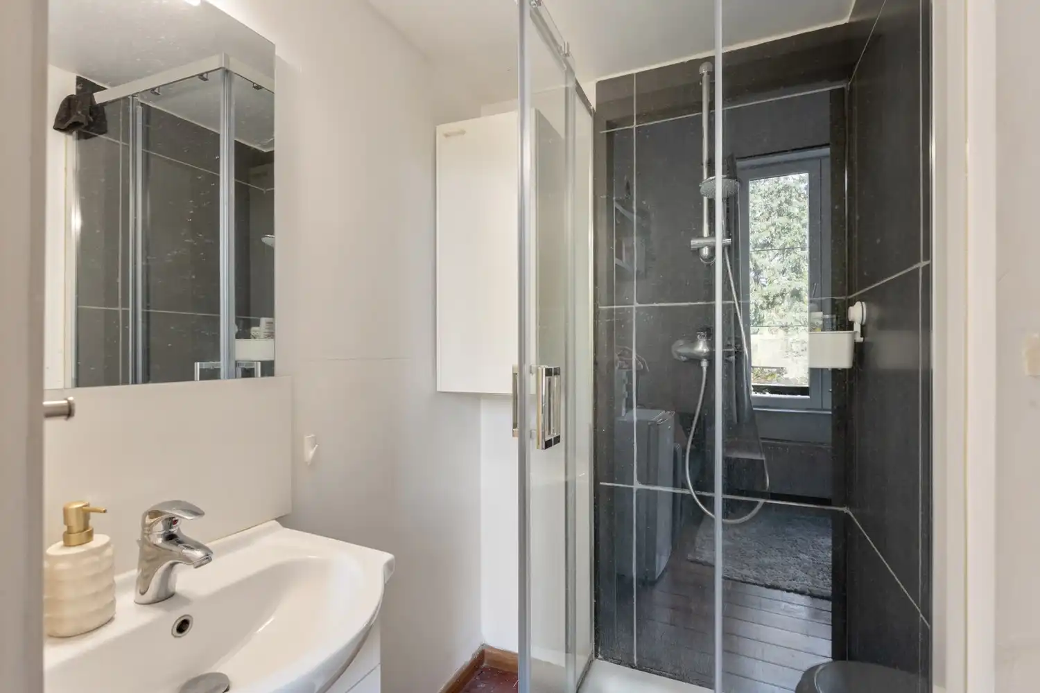 Vergund studentenhuis met een groen kotlabel en een nieuw dak(2025) bestaande uit 7 gemeubelde kamers met eigen sanitair en 1 studio te Leuven! foto 15