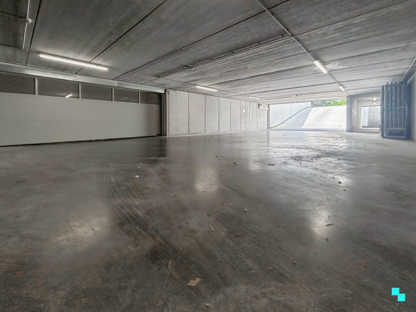 Garagebox met automatische poort gelegen in residentie Blauwpoorte foto 11