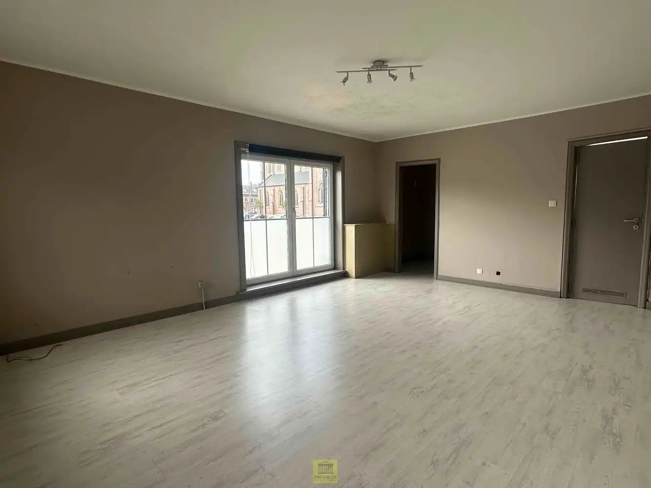 Commerciële ruimte met ruim appartement foto 3