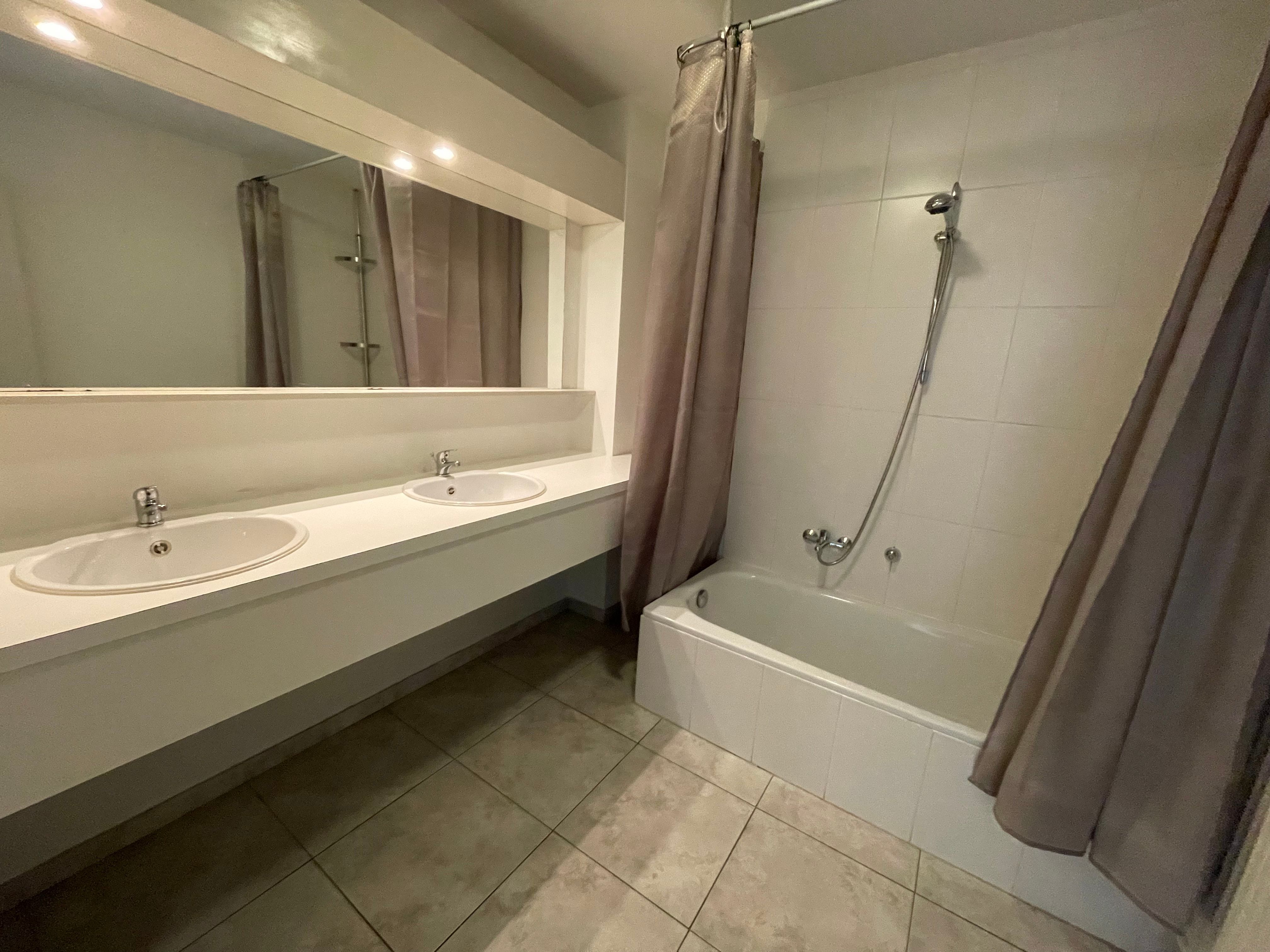 ruim instapklaar twee slaapkamer appartement met groot zongericht terras & gelijkvloerse garage foto 27