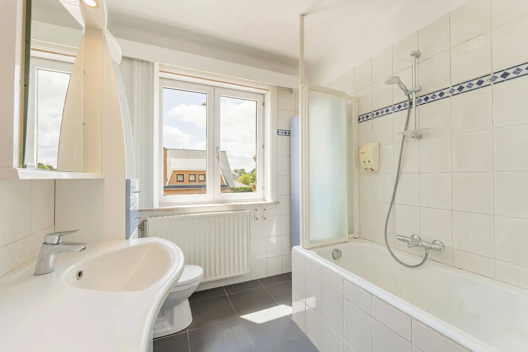 Charmante driegevelwoning met garage foto 10