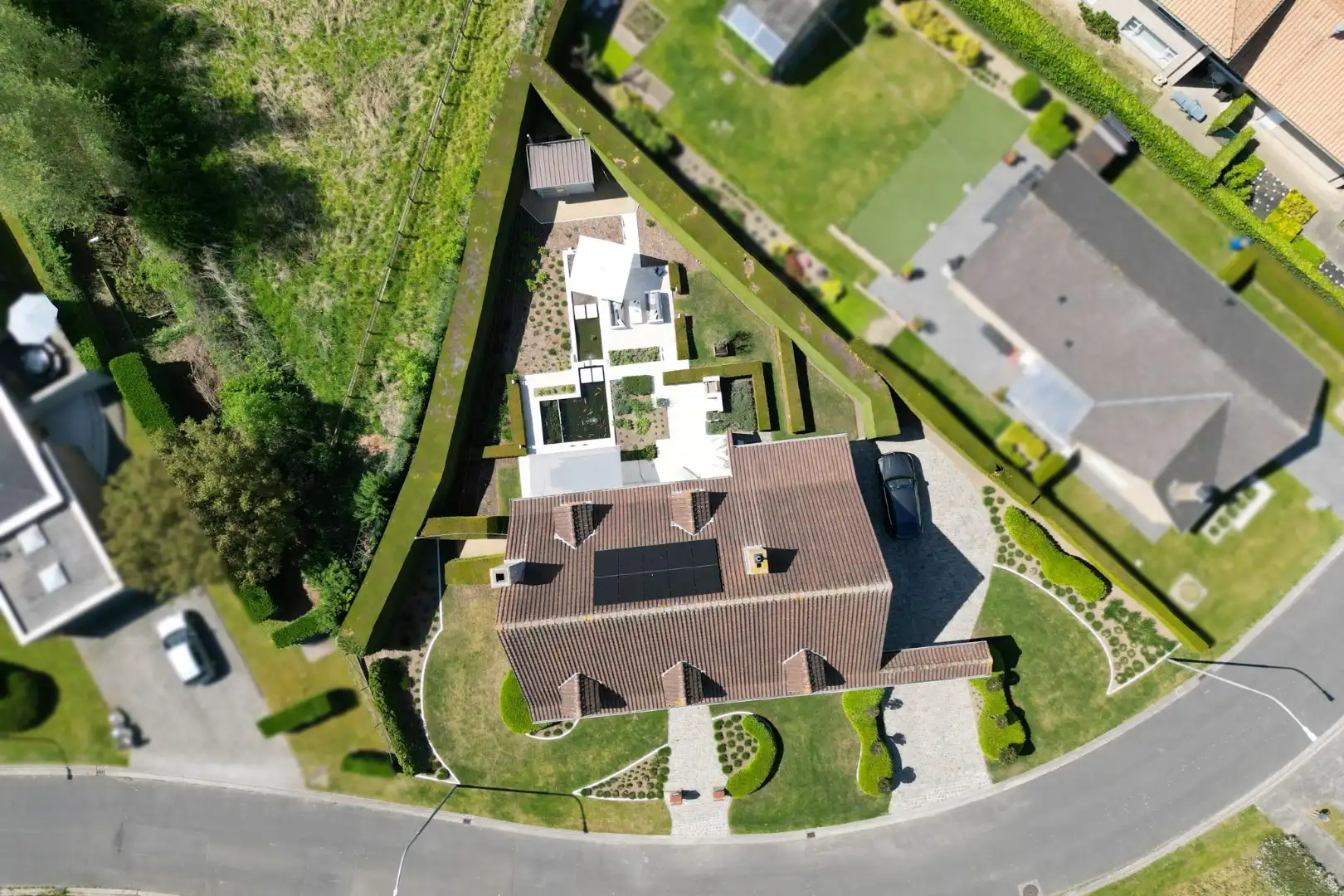 KWALITATIEF AFGEWERKTE VILLA IN RUSTIGE WIJK MET EPC B (172), 4 SLPKS, DUBBELE GARAGE EN 325M² BEW. OPP. foto 8