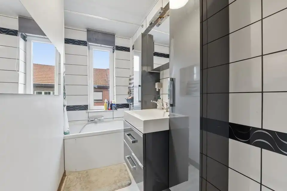 ENERGIEZUINIGE GEZINSWONING MET 3 SLKS, TERRAS EN TUIN IN TONGEREN foto 17