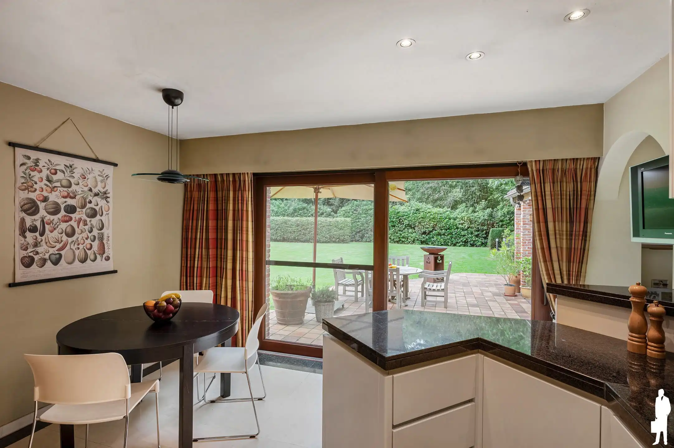 Karaktervolle gelijkvloerse villa op ca. 2.000 m² in zeer rustige, gegeerde en autoluwe wijk Dennendael en dichtbij het natuurgebied foto 20