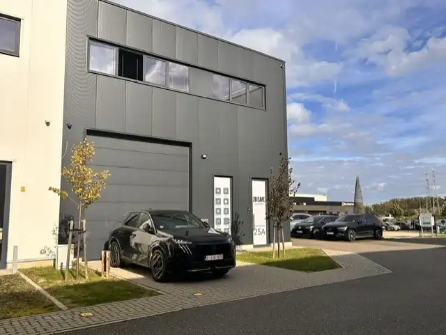 Bedrijfshal van 207 m² met een kantoorruimte op 1° verd. van 105 m² foto 3