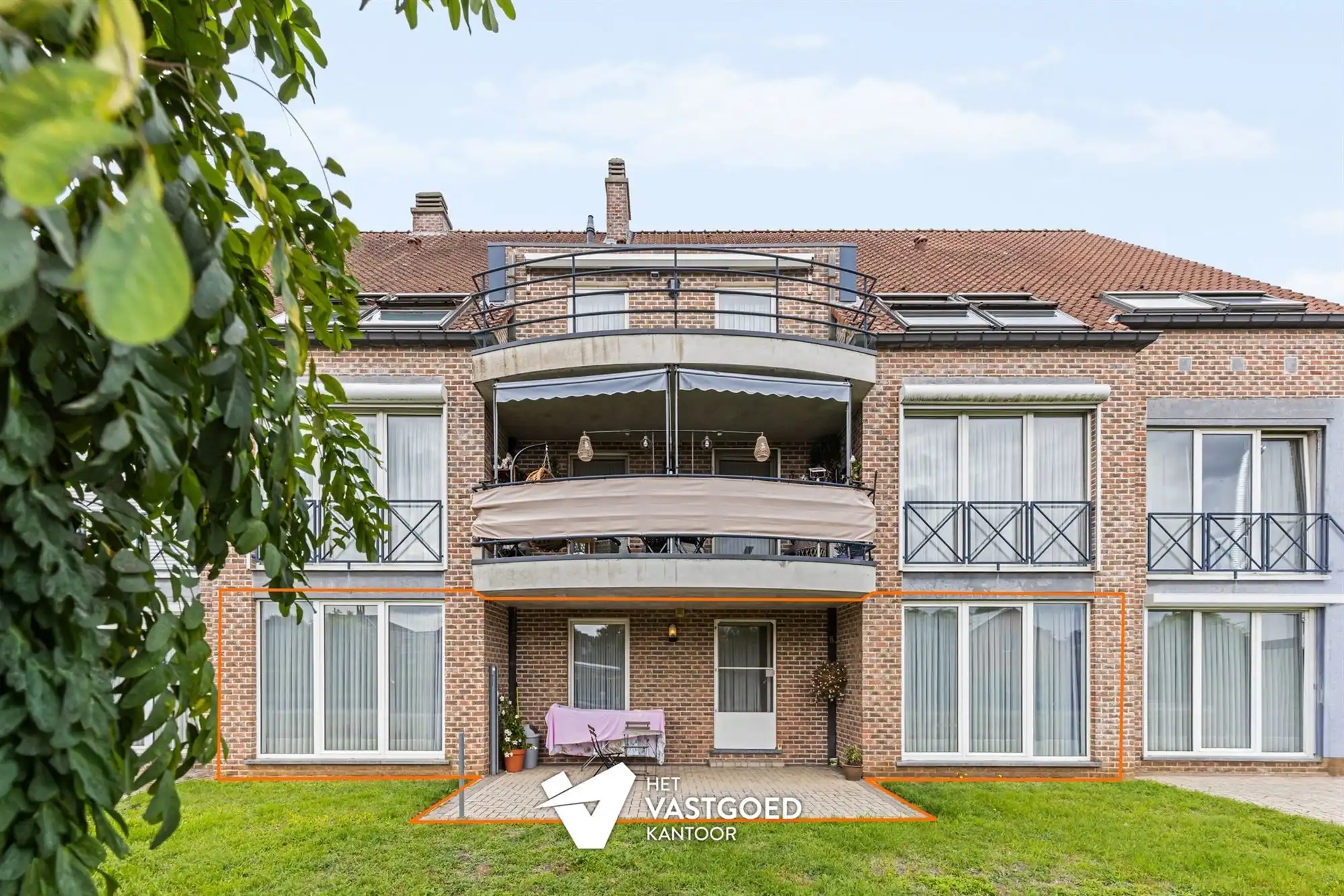 RUIM GELIJKVLOERS 2 SLAAPKAMER APPARTEMENT MET OVERDEKTE AUTOSTAANPLAATS IN BERINGEN CENTRUM foto 2