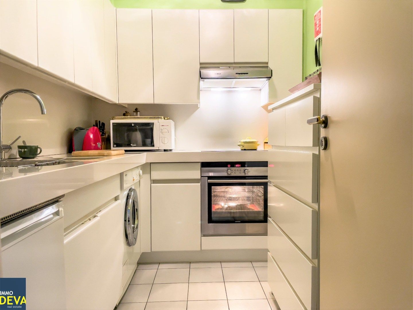 Zeer goed onderhouden zuidgericht appartement, centraal gelegen dichtbij het strand en de winkels. Parking mogelijk. foto 12