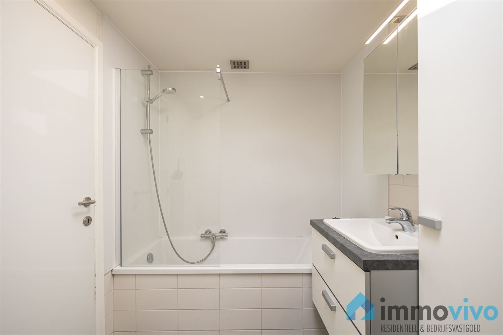 Lichtrijke woning met aangename tuin en garage met oprit foto 20