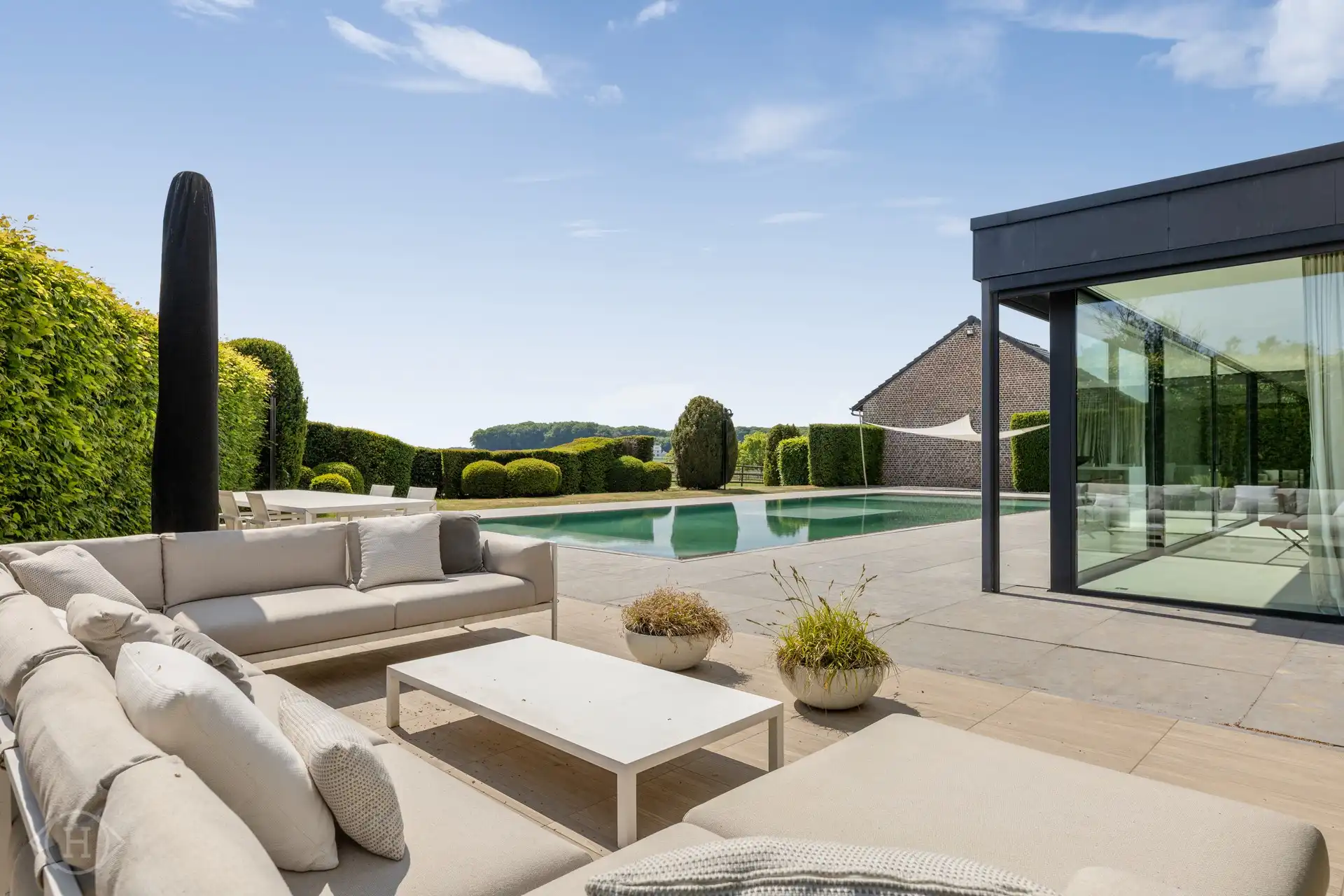 Prachtig villa & kantoorgebouw in groene omgeving foto 2