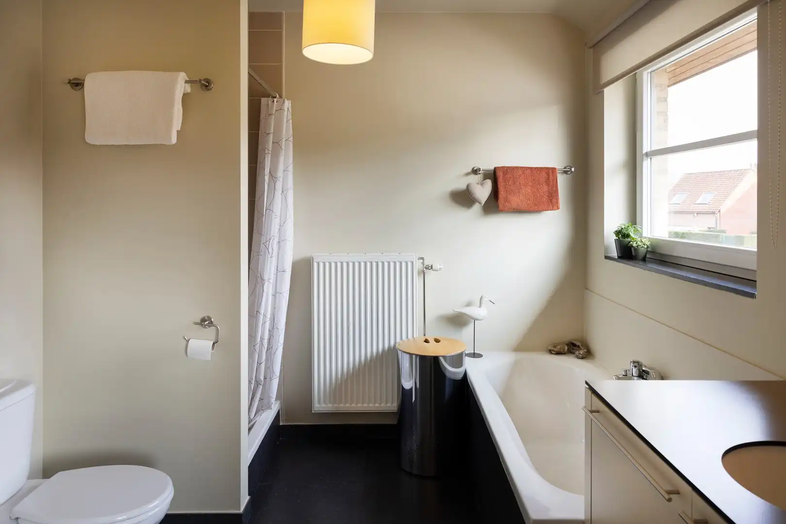 Gezellige stadswoning met zongerichte tuin, garage & parking. foto 12