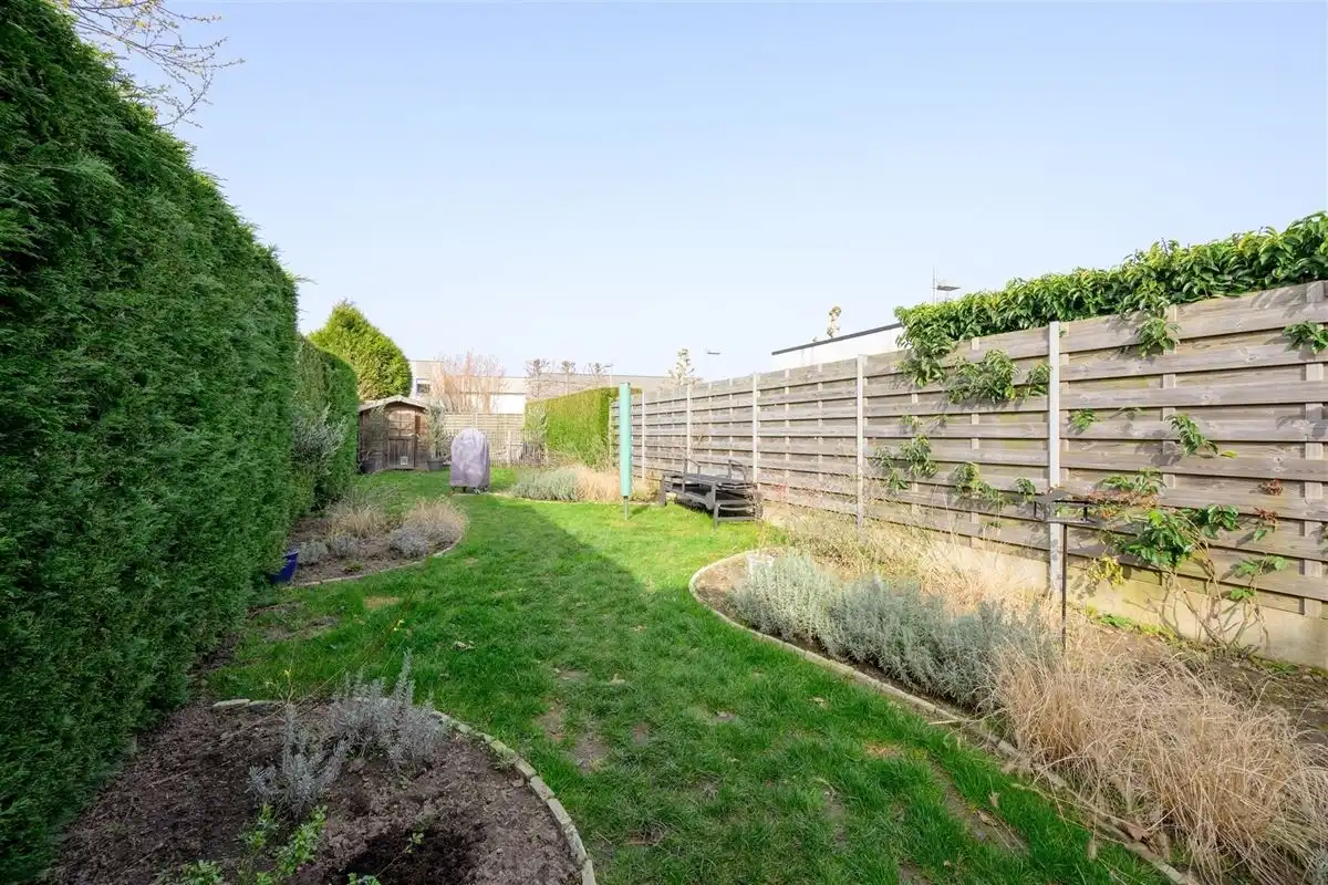 Instapklare woning van 2016 met mooi tuinperceel foto 15