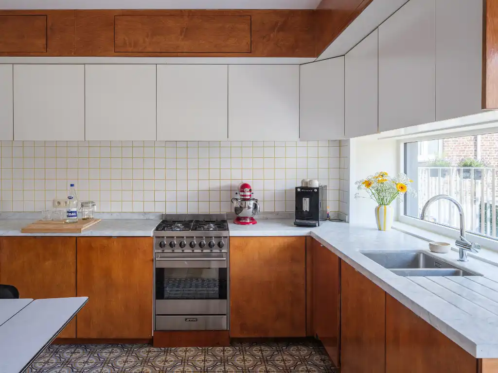 Uniek gerenoveerde, instapklare woning op fietsafstand van het stadscentrum met aangename buitenruimtes (terras en stadstuin) en 3 volwaardige slaapkamers. foto 5
