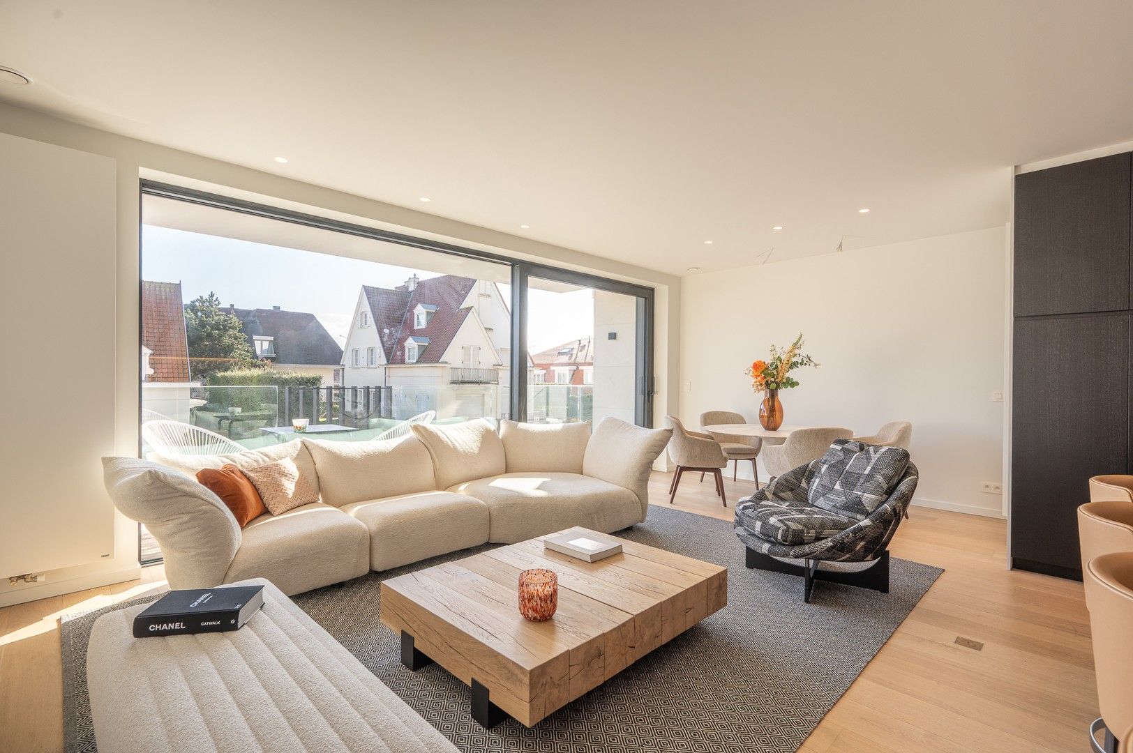Lichtrijk appartement met façade van 6,5m gelegen ter hoogte van het Albertstand en het Rubensplein. foto {{pictureIndex}}