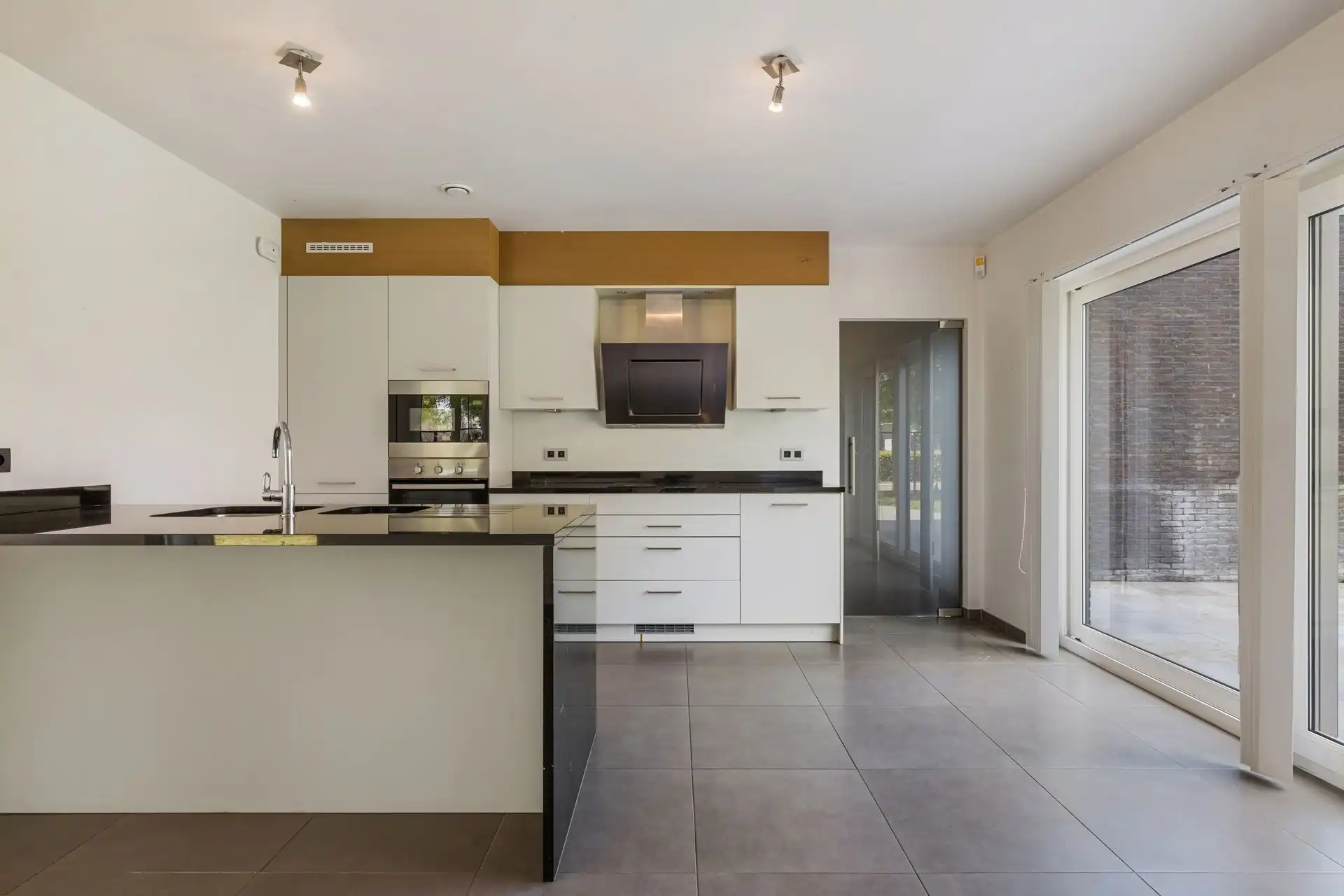 Ruime gezinswoning met 3 slaapkamers en 2 badkamers op een absolute toplocatie foto 6