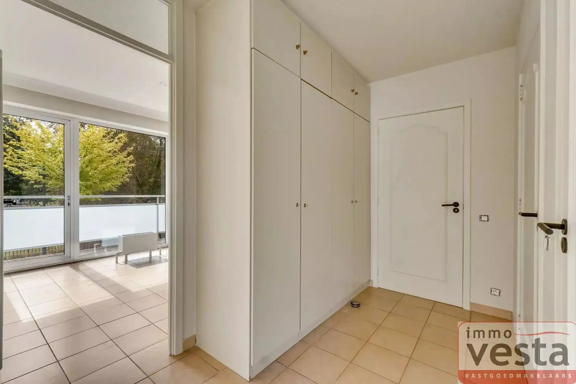 Opgeknapt appartement met 2 slaapkamers, autostaanplaats en berging foto 8