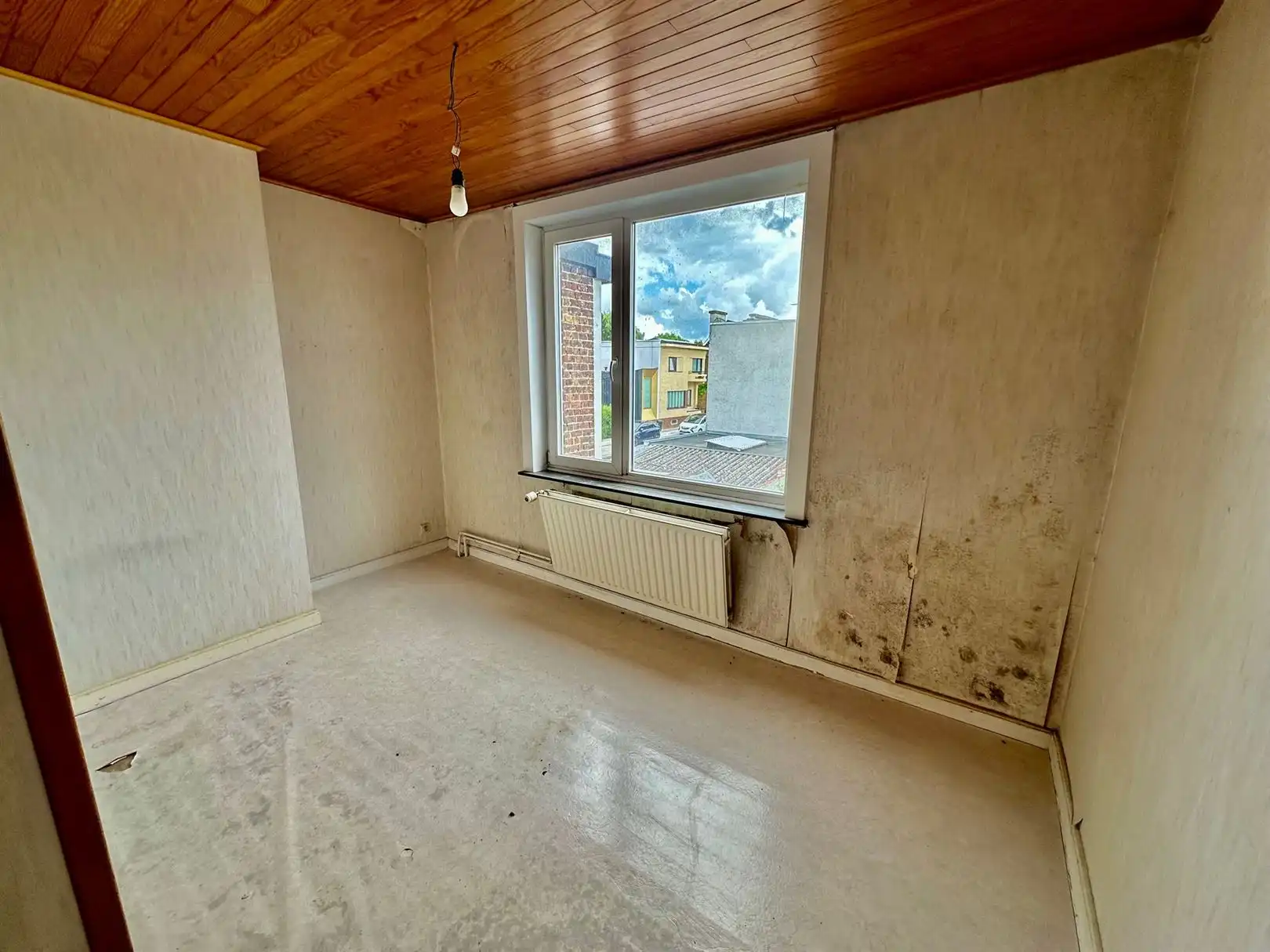 Te renoveren woning met garage foto 7