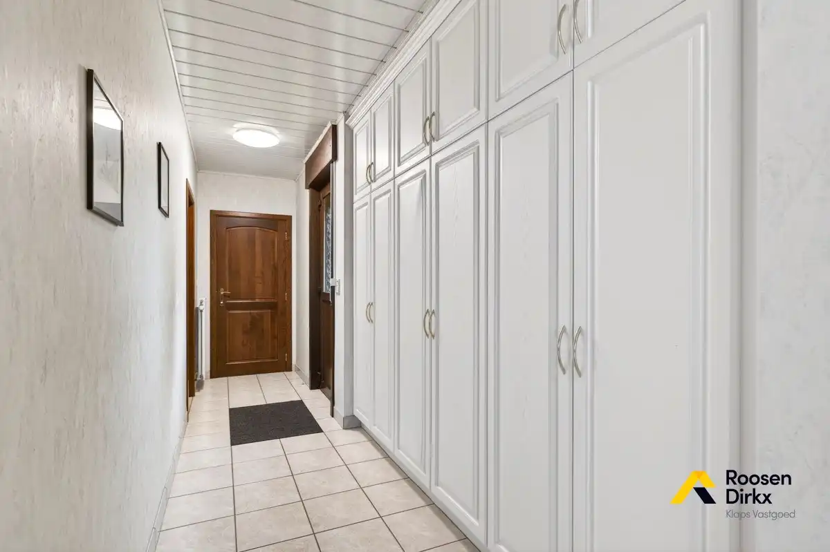 Vrijstaande en degelijke gezinswoning met 300m² bewoonbare oppervlakte en mogelijk 5 slaapkamers op perceel van 974m² foto 17