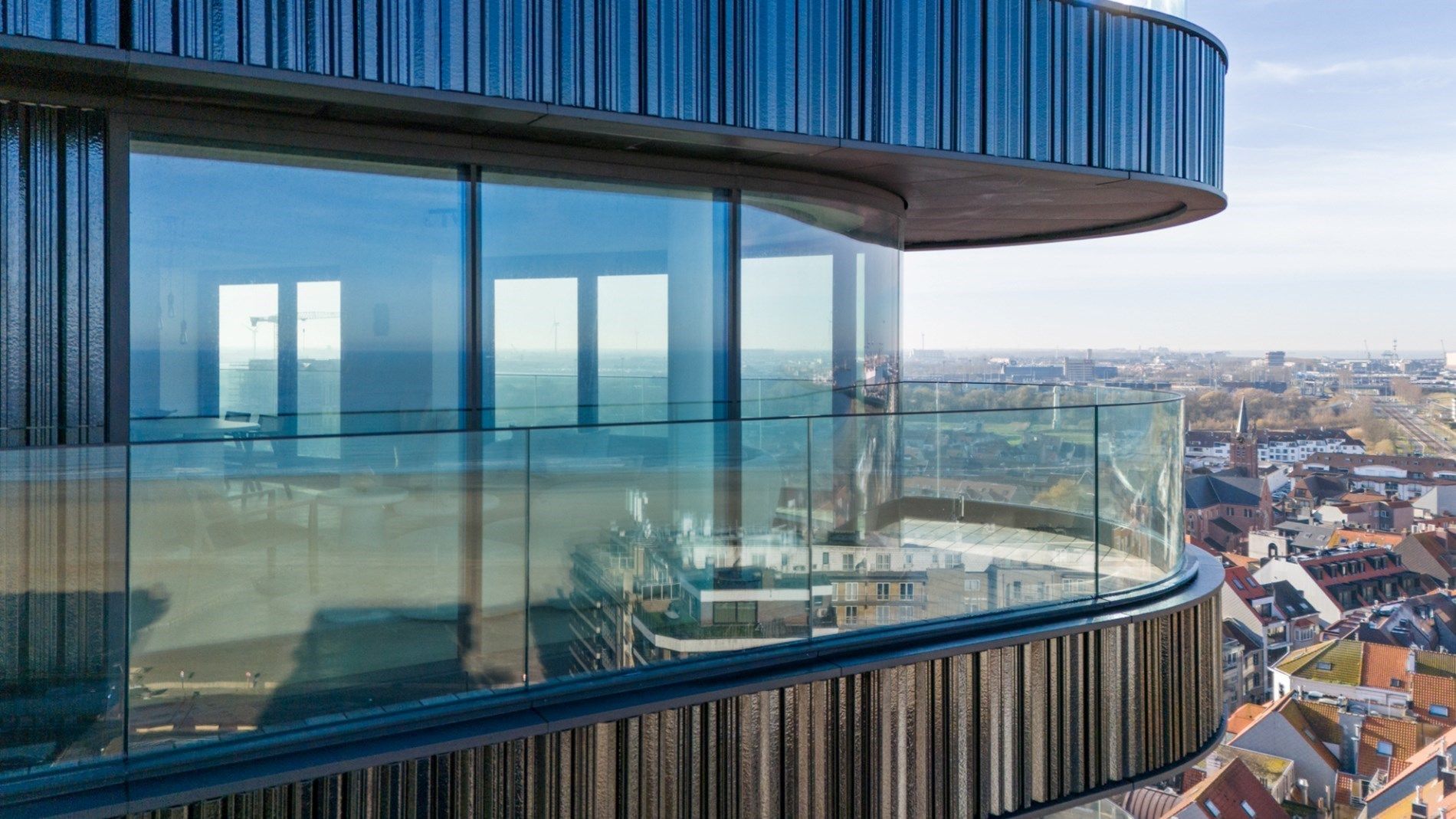 Luxueus ingericht kijkappartement in de prestigieuze Heldentoren - 15e verdiep - zicht op zee! foto 2