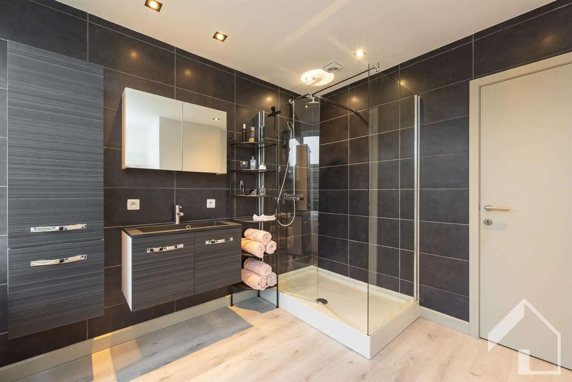 Gelijkvloers handelspand (300m2) + groot gerenoveerd appartement van 137m2 foto 20