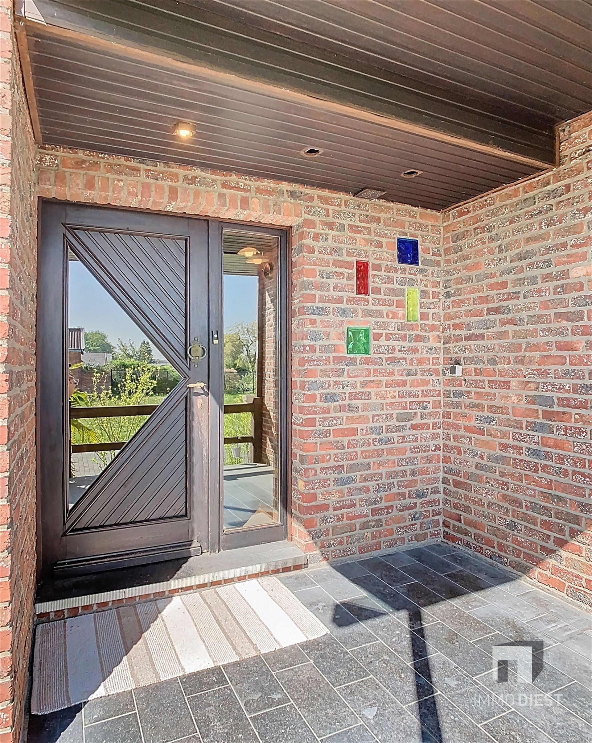 Op te frissen splitlevelwoning met karakter, ruimte en een prachtige tuin op toplocatie! foto 3