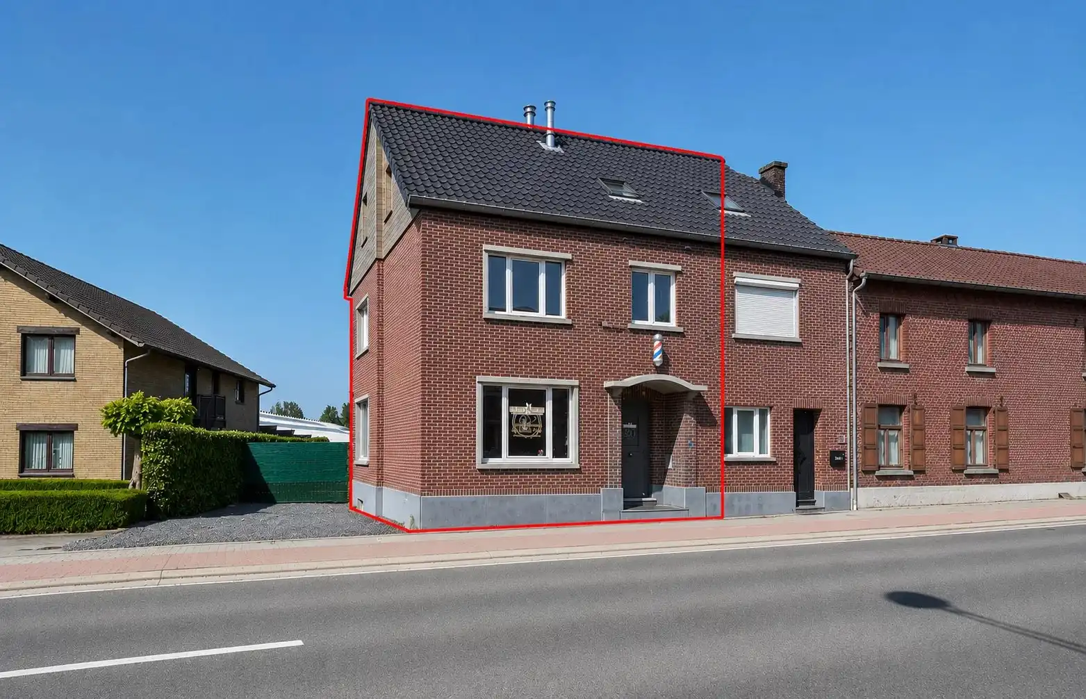 Instapklare, ruime woning met vier slaapkamers foto {{pictureIndex}}