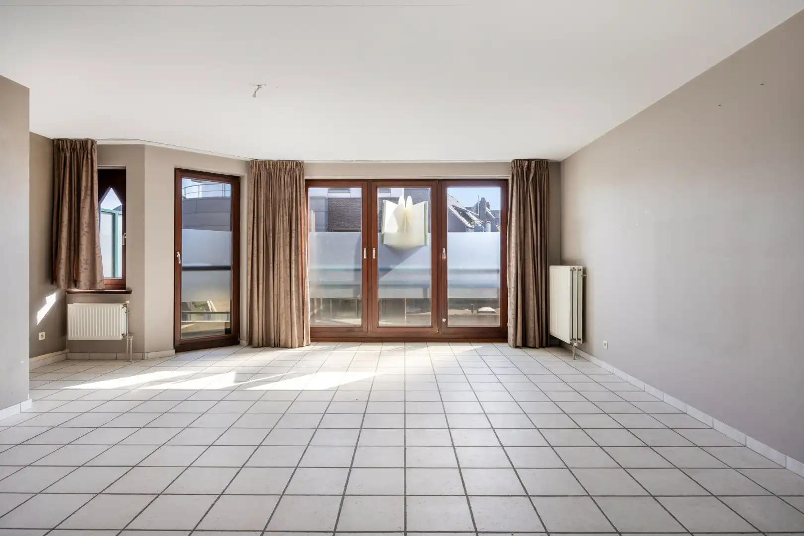 Appartement met 2 SLPKS en garage op gunstige locatie in het centrum. foto 3