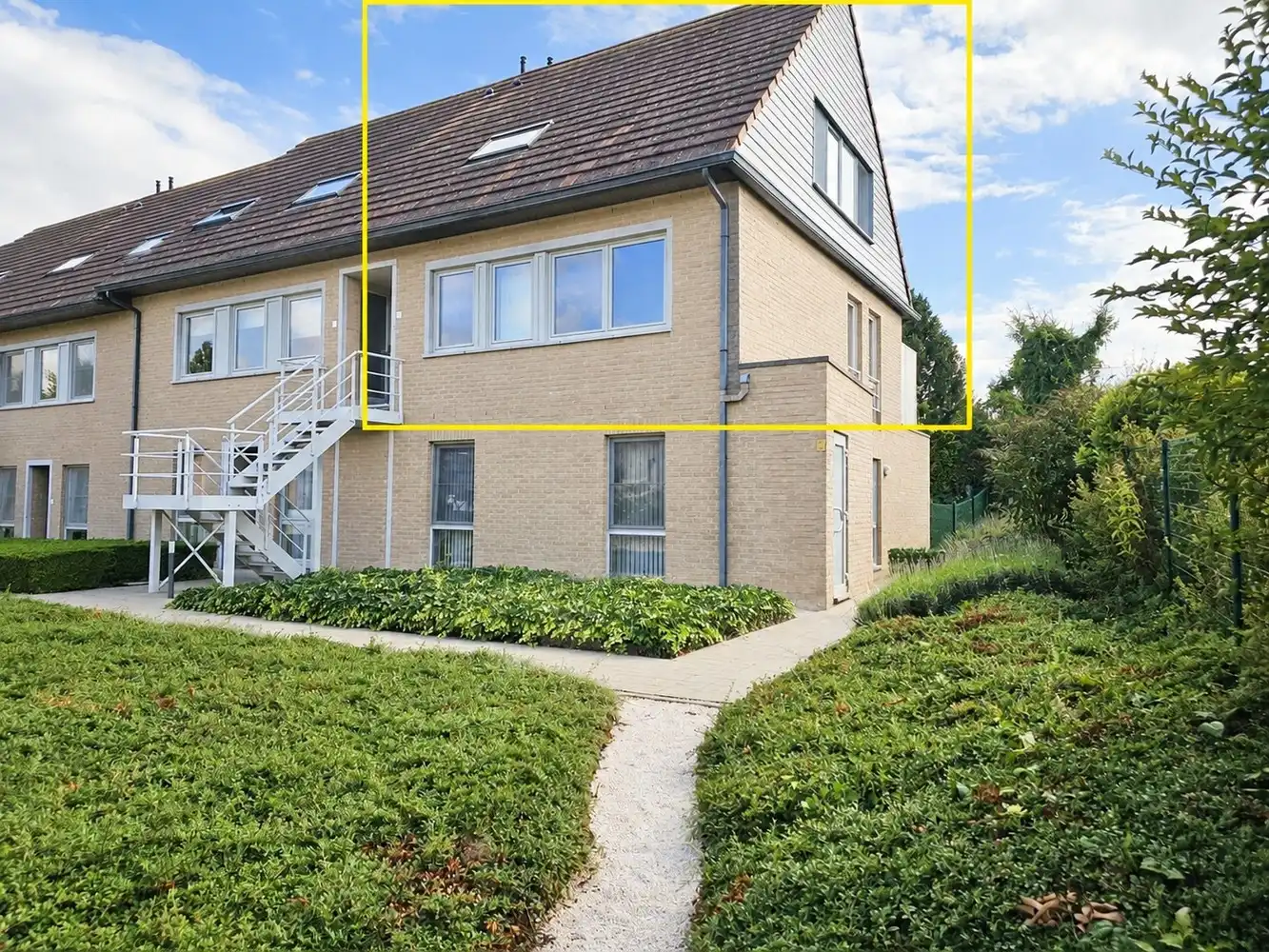 Duplex appartement met ruim terras en carport/berging foto 2