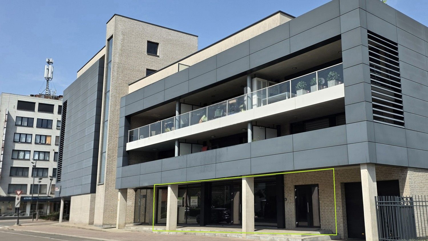 Handelspand / kantoorruimte met uitstekende visibiliteit in Genk – Stalenstraat foto {{pictureIndex}}