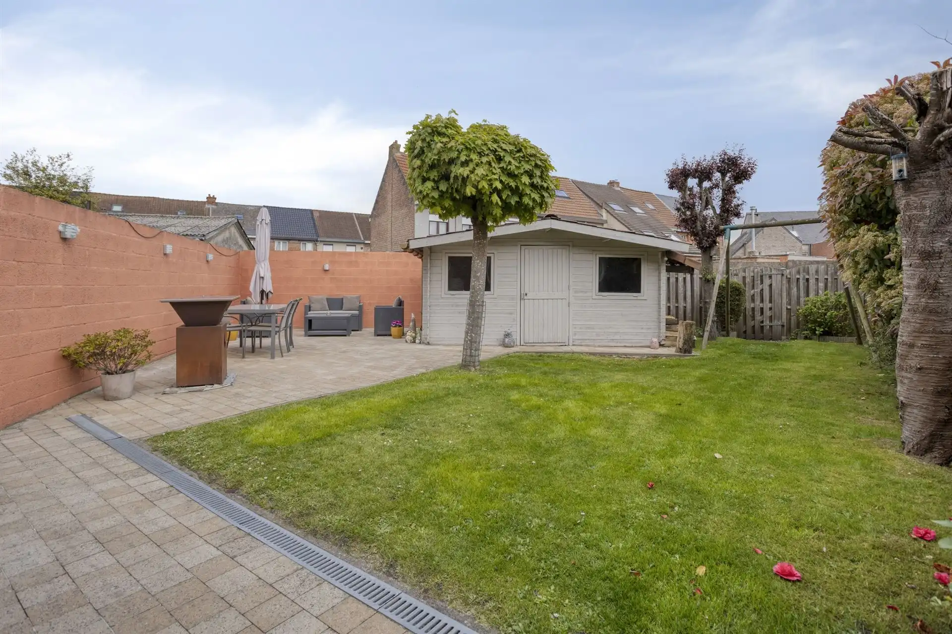 Instapklare woning met 3 slaapkamers, tuin en parkeerplaats foto 19