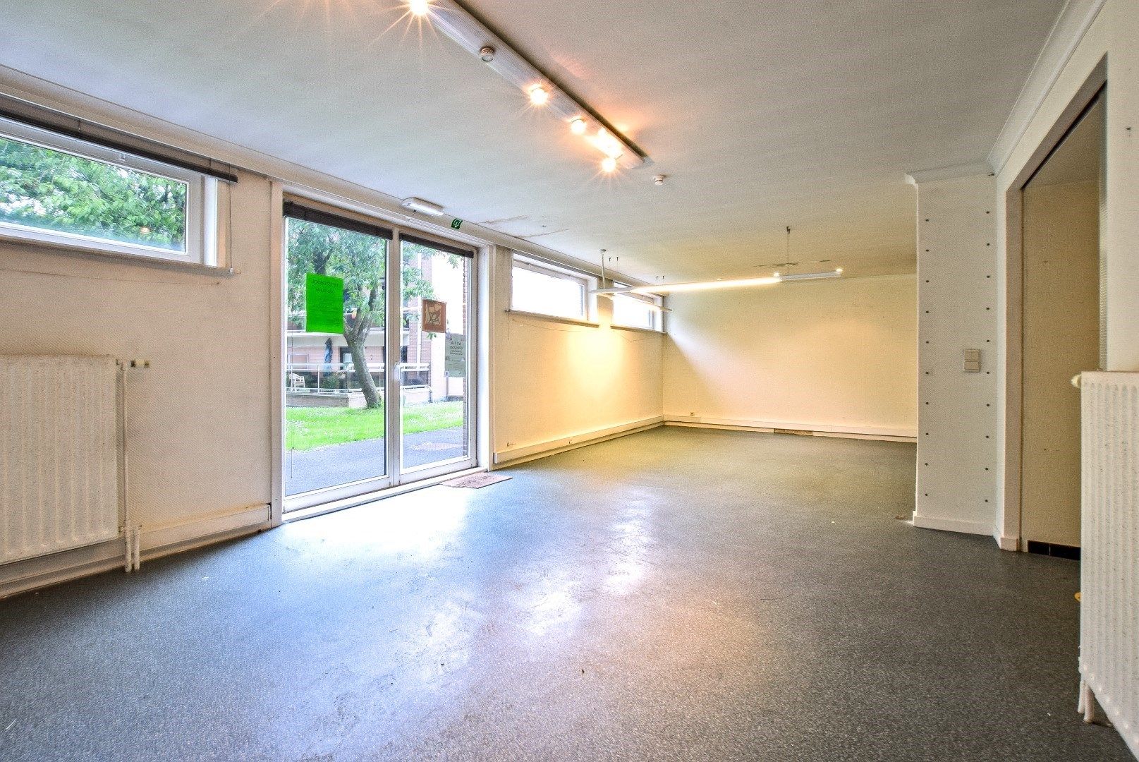 Centraal gelegen handelsruimte (148 m²) in centrum Diksmuide! foto 9