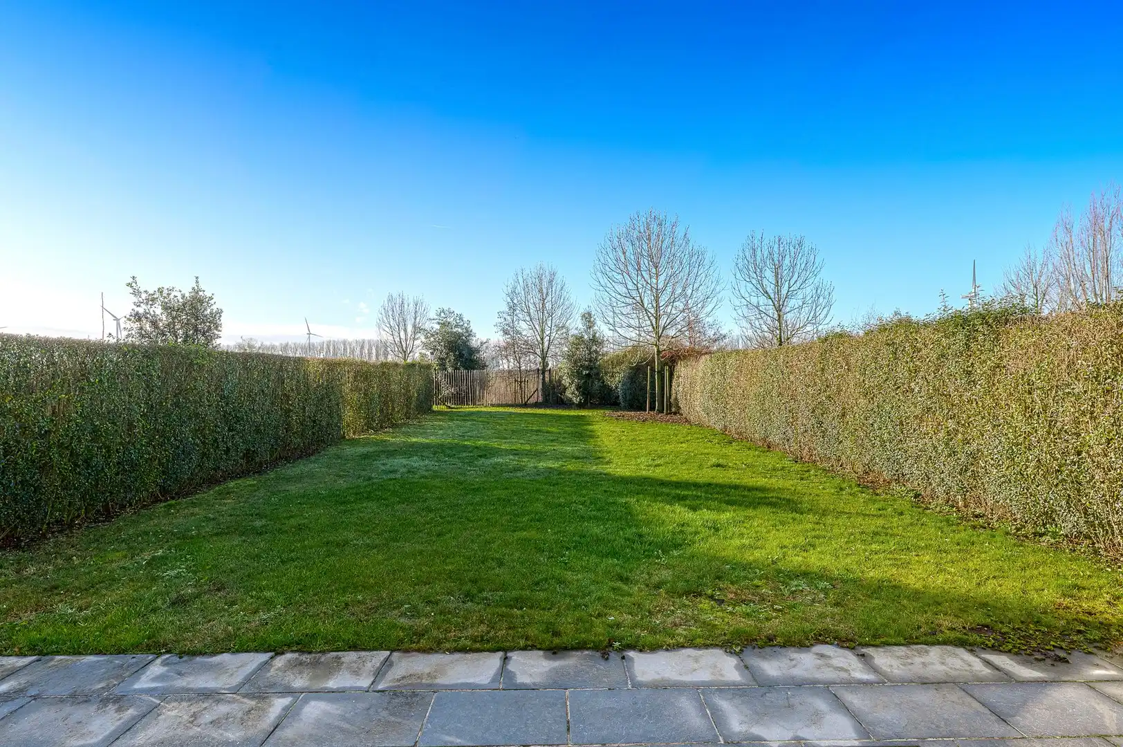 Ruime woning met vier slaapkamers en een grote tuin, gelegen in een rustige en aangename omgeving. foto 10