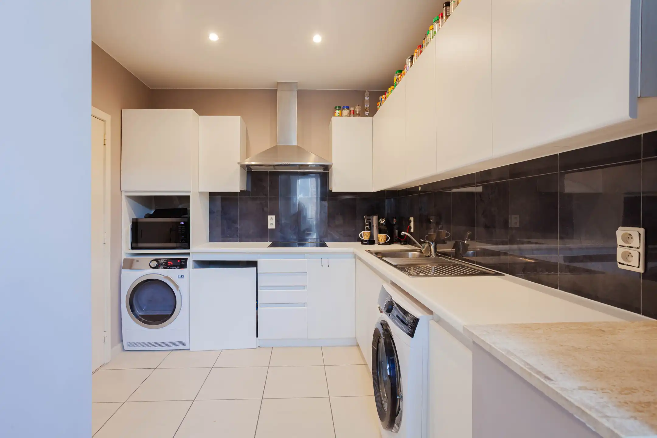 Opbrengsteigendom met handelsruimte en 2 grote appartementen foto 12