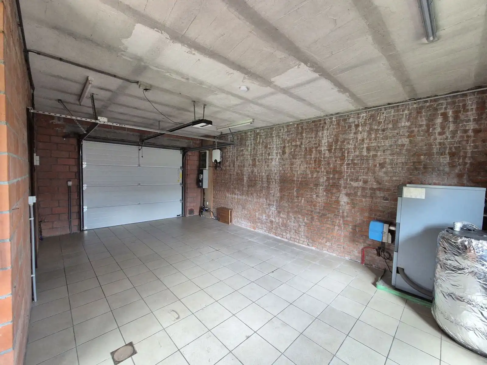 Open bebouwing met 3 slaapkamers, tuin en garage foto 12