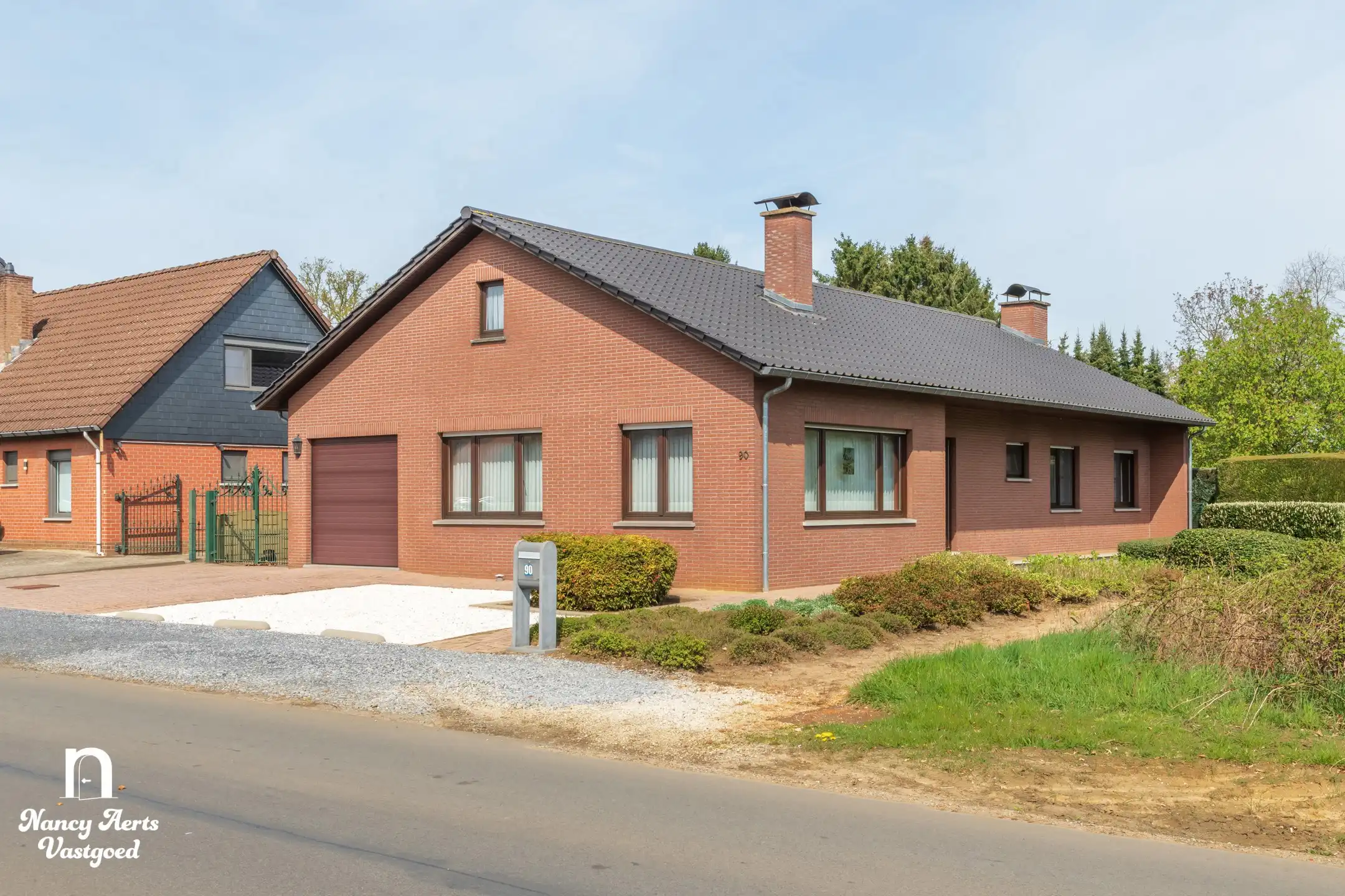 Lichtrijke woning met prachtige tuin en groeipotentieel foto {{pictureIndex}}